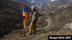 Արցախի ՊԲ զինծառայողը մարտական հերթապահության ժամանակ, արխիվ