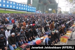 Москвада намазга жыгылган мусулмандар