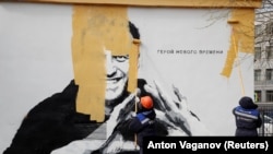 27- апрелде түнү Санкт-Петербургда Навальныйга арнап тартып кеткен граффитини боёп жатышат,  2021-жыл