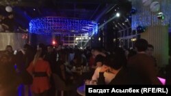 Развлекательное заведение, полное людей, которое обнаружила мониторинговая группа в два часа ночи. Алматы, 27 февраля 2012 года.  