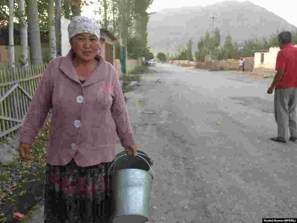 Сууга бараткан апа - беш перзенттин энеси. Төрт кызын тең турмушка чыгарып, азыр Орусиядагы уулу жиберген акчага жашайт. "Бизге жардам бере аласыңарбы? Колуңардан эмне келет?", - деп сурайт. Мен ага эмне деп жооп беришти билбей турдум... 4-октябрь, 2013.