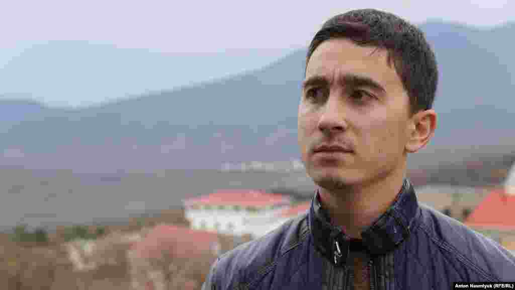 &laquo;Подивіться, скільки людей сьогодні зібралося. Це говорить про те, як наш народ реагує на тиск, якому піддається. Ми молимося про звільнення наших в'язнів, припинення тиску на кримських мусульман, на кримських татар. Але в Корані сказано: &laquo;За тягарем іде легкість&raquo;. Ми дочекаємося цього&raquo;, &ndash;&nbsp;розповів координатор організації &laquo;Кримська Солідарність&raquo; Дилявер Меметов