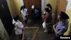 Граждане Кыргызстана, задержанные во время полицейского рейда в центре Москвы. 6 июля 2011 года.