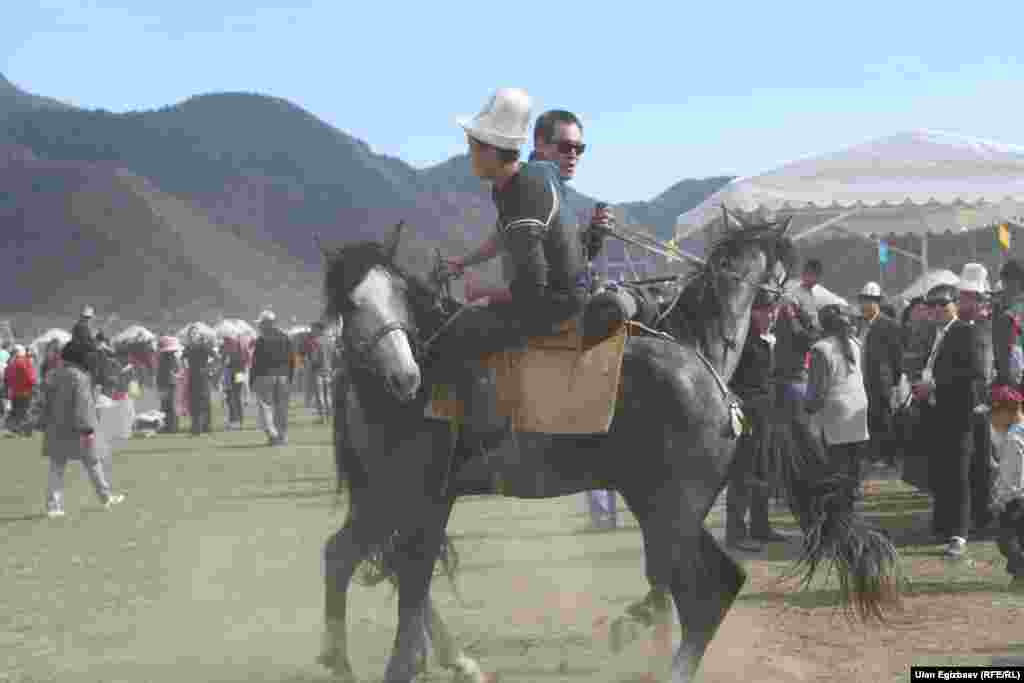 Мындан тышкары улуттук ат оюндар, көчмөндөрдүн буюм-тайымдарынын жарманке-көргөзмөлөрү, кыргыздын ыр-күүлөрү келгендерди кайдыгер калтырбайт.