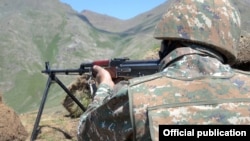 Военнослужащий ВС Армении во время боевого дежурства (архив) 