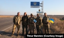 Timur Barotov (ortada, qolunda qırımtatar bayrağı ile) Luğansk vilâyetiniñ bir sıra meskün yerlerini Rusiye işğalinden azat etüvde iştirak etti