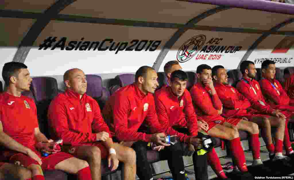 Оюн алдында башкы машыктыруучу Александр Крестинин дарбазачыны алмаштырып, Павел Матяш жана Валерий Кашуба күйөрмандардын катарын толуктады.