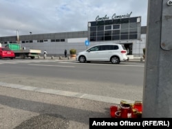 Câteva lumânări erau aprinse la trecerea de pietoni din apropierea stației de metrou Apărătorii Patrieni, în București, în amintirea femeii de 35 de ani, pe 14 octombrie 2024.