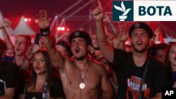 Të rinj në koncertin e Marko Perkoviq Thompsonit, më 5 korrik 2025, në Zagreb.