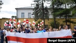 Сергей Тихановскийди куттукташ үчүн ТИЗОго келгендер. 18-август, 2020-жыл.