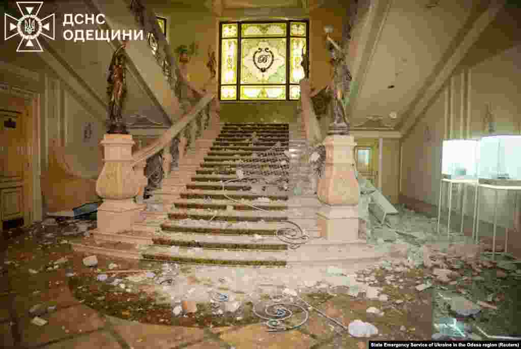 Увечары 31 студзеня расейскія войскі нанесьлі ракетны ўдар па гістарычным цэнтры Адэсы, у выніку чаго сем чалавек былі параненыя. Значныя пашкоджанні атрымаў будынак гатэля &laquo;Брысталь&raquo;. Рознай ступені пашкоджаньні атрымалі каля 15 аб'ектаў культурнай спадчыны