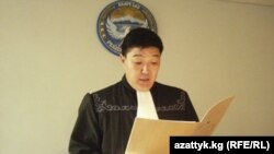 Сузак райондук сотунун судьясы Дамирбек Назаров өкүм угузууда, 23-ноябрь.
