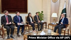 ایرېک مایر (له کیڼ لوري څلورم) په اسلام اباد کې د پاکستان له وزیراعظم شهباز شریف سره خبرې کوي - د اپرېل نهمې انځور. 