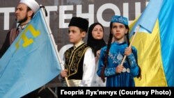 У десятому розділі Основного закону зазначається, що «Автономна Республіка Крим є невід'ємною частиною України і в межах повноважень, визначених Конституцією України, вирішує питання, віднесені до її відання»