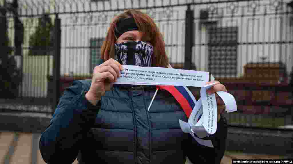 Aktsiyanıñ iştirakçisi, &ldquo;Kommersant&rdquo; rus neşrisinden kesip alınğan alıntınen parçanı tuta. Teşkilâtçılar bildireler ki, &ldquo;halqara mahkemeler Ukrainanıñ Rusiyege qarşı davalarını ne qadar çoq baqsalar da, netice bir olacaq &ndash; Rusiye, &nbsp;Rusiye akimiyet organlarınıñ tarafından ruhset etilgen cinayetleri, şu cümleden adam qaçırma ve öldürme içün cevap bermege mecbur olacaq&rdquo;.&nbsp; 