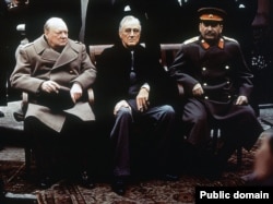 Премьер-министр Великобритании Уинстон Черчилль, президент США Франклин Рузвельт и советский диктатор Иосиф Сталин на конференции в Ялте, февраль 1945 года