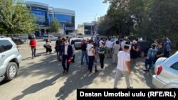 Журналисттерге жыйын курууга чогулган кафе-ресторандардын ээлери.