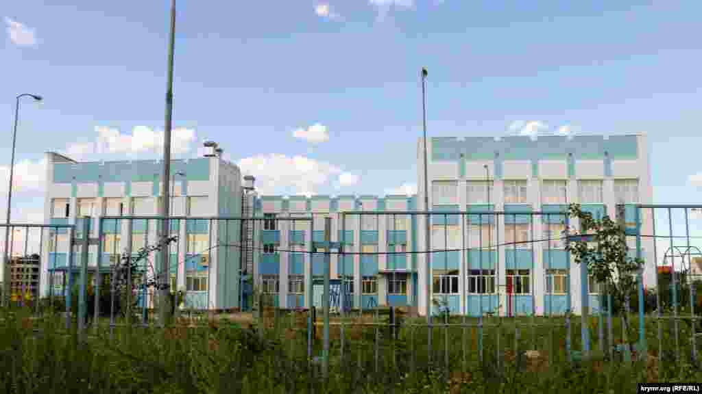 Освітню установу почали будувати ще на початку 1990-х. Роботи затягнулися на 20 років. У народі цей об'єкт прозвали &laquo;школою чотирьох президентів&raquo;. Перед анексією Криму вона була готова на 40%