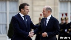 Францускиот претседател Емануел Макрон се поздравува со германскиот канцелар Олаф Шолц 