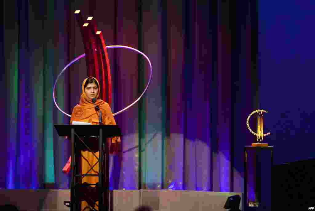 Малала получает награду "Лидерство в гражданском обществе", Нью-Йорк. 