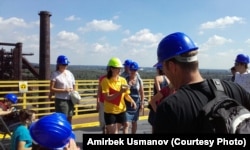 Туристтер Усейн Болт мунарасынын төбөсүндөгү аянтта