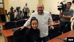 Жейсон Резаян жубайы Йегане Салехи менен Ирандын тышкы иштер иштер министрлигиндеги басма сөз жыйында. 2013-жыл