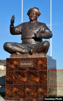 Саякбай Каралаевдин эстелиги.