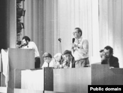 Refat Appazov qırımtatar halqınıñ Ekinci Qurultayında. 1991 senesi