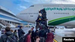 Громадяни Іраку сідають на літак, щоб полетіти з Мінська, 18 листопада 2021 року