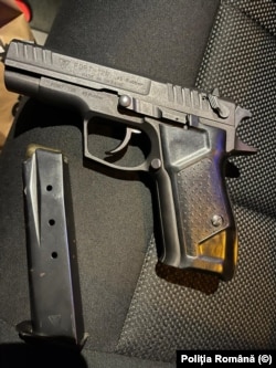 Pistol descoperit la perchezițiile efectuate sâmbătă noapte de polițiști.