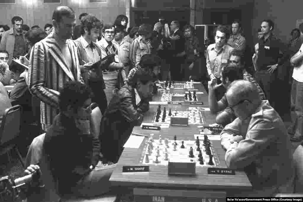 İranın şahmat komandası (solda) 1976-cı ildə İsrailin Hayfa şəhərində keçirilən Dünya Şahmat Olimpiadasında amerikalı həmkarları ilə qarşı-qarşıya.