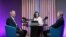 Victoria Coroban, gazda podcastului „Dincolo de știri”, alături de analiștii Nicolae Negru și Igor Boțan, în studioul Europei Libere de la Chișinău.