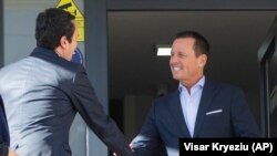 Albin Kurti dhe Richard Grenell. Foto nga arkivi.