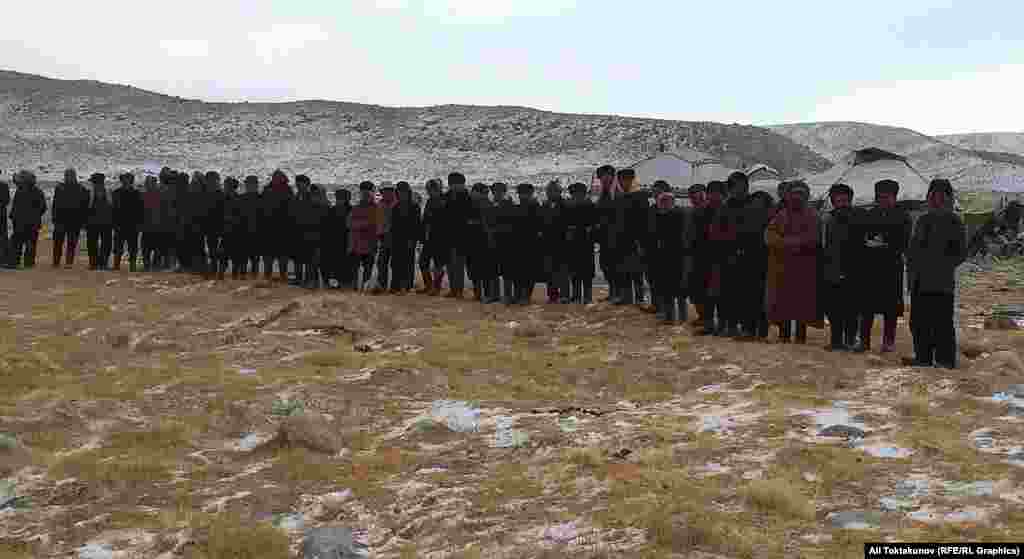 Кыргызстандык экспедицияны каз-катар тизилип тосуп алышты. Алар "Тазасыңарбы?" деп учурашып, кучакташып көрүшөт.&nbsp;