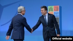 Соединенное Королевство - Генсек НАТО Андерс Фор Расмуссен (справа) приветствует президента Армении Сержа Саргсяна на саммите НАТО, Ньюпорт, 4 сентября 2014 г. 