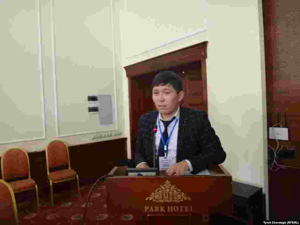 "Сталиндик репрессиянын күнөөсүз курмандыктары элдин эсинде" аттуу эл аралык илимий жыйында. Тарыхчы Жолдошбек Бөтөнөев (ОшМУ).&nbsp; 08.11.2017.