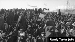 ათიათასობით ირანელი ქალი შეიკრიბა თეირანში 1979 წლის 16 მარტს, აიათოლა ხომეინის მხარდასაჭერად, რომელმაც ისლამური კანონების დაცვისკენ მოუწოდა. ეს გულისხმობდა გრძელი შავი სამოსისა და ჩადრის ტარებას.