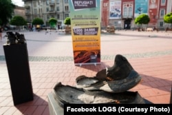 Instalație de arta Try walking in my shoes de Regina Damian, din încălțămintea refugiaților. Piața Libertății din Timisoara, vineri 18 iunie 2021