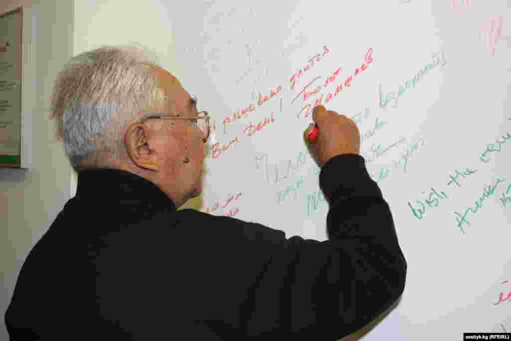 Известный кыргызский кинорежиссер Болот Шамшиев оставляет автограф на стене в IT-парке Казанского государственного университета