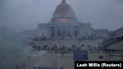 SUA - Susținătorii lui Donald Trump, luând cu asalt Capitoliul, în timpul validării victoriei președintelui ales Joe Biden