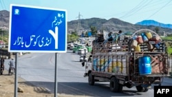 د یوې افغانې کورنۍ لارۍ له لواړګي څخه د تورخم پر لوري روانه ده - د اپرېل ۱۹مې انځور.