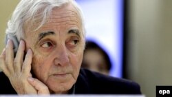 Посол Армении в Швейцарии Шарль Азнавур во время специального заседания Совета по правам человека ООН по вопросу восстановления Гаити. Женева, 27 января 2010 г. 