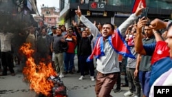 Катмандуда соцмедиа барактары блоктолгонуна нааразылыгын билдирип чыккан жаштар коррупцияга каршы ураан чакырып, дөңгөлөктөрдү өрттөштү. 9-сентябрь, 2025-жыл. 