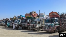 لاری های مهاجران افغان عودت کننده به کشور در چمن، ۲۷ اپریل ۲۰۲۵ 