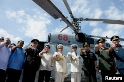 როდრიგო დუტერტე (მე-4 მარცხნიდან) დგას ფილიპინებში რუსეთის ელჩ იგორ ხოვაევთან (მარცხნიდან მე-2), რუსეთის კონტრადმირალ ედუარდ მიხაილოვთან (მარცხნიდან მეხუთე). მანილა, 2017 წლის 6 იანვარი.