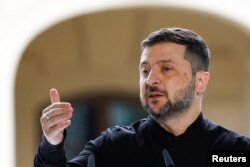 Президентът на Украйна Володимир Зеленски говори по време на съвместната си пресконференция с норвежкия премиер Йонас Гар Стьоре в Киев, 25 август 2025 г.