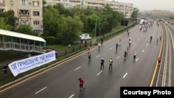 Алматы марафоны кезінде ілінген баннерде "Шындықтан қашып құтылмайсың. Әділ сайлау үшін" деп жазылған. 2019 жылғы 21 сәуір.