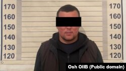 Жер сатууга шектелип кармалган жергиликтүү кеңештин мурдагы депутаты. Милиция тараткан сүрөт.