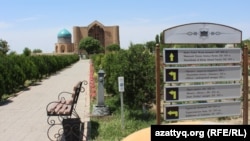 Мавзолей Ходжи Ахмета Яссауи на территории  историко-культурного музея-заповедника «Азрет Султан». Туркестан, 3 июня 2017 года. 