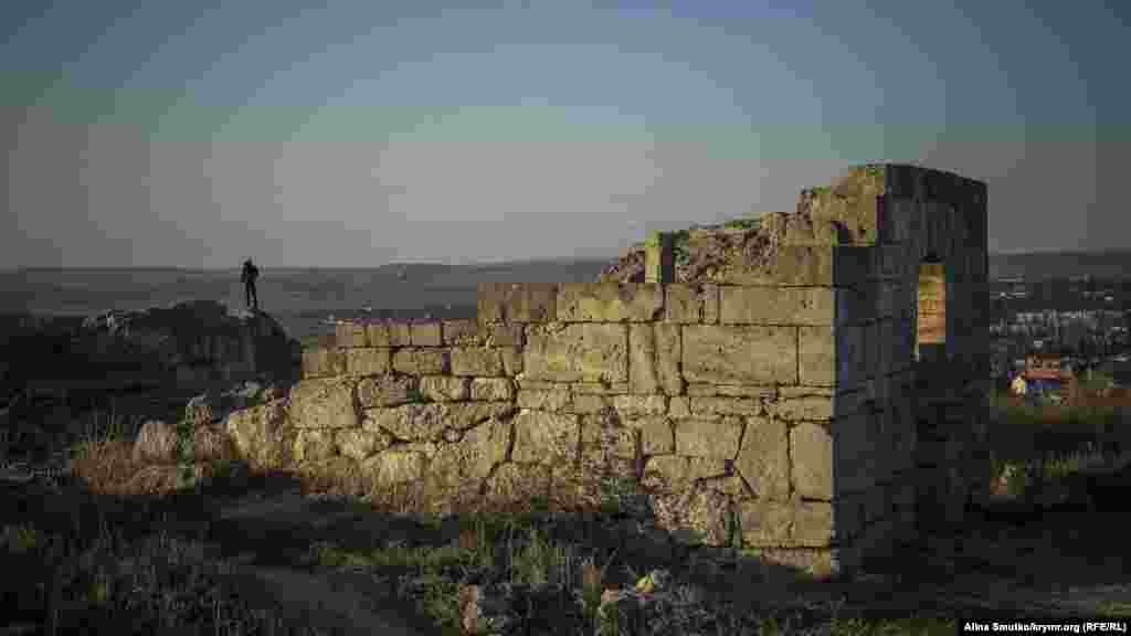 У середині 6 століття до н.е. грецькі поліси на обох берегах Керченської протоки об'єдналися навколо Пантікапея, щоб протистояти скіфам. Менше ніж через століття на основі цього союзу виникло Боспорське царство, столицею якого, зрозуміло, став Пантікапей